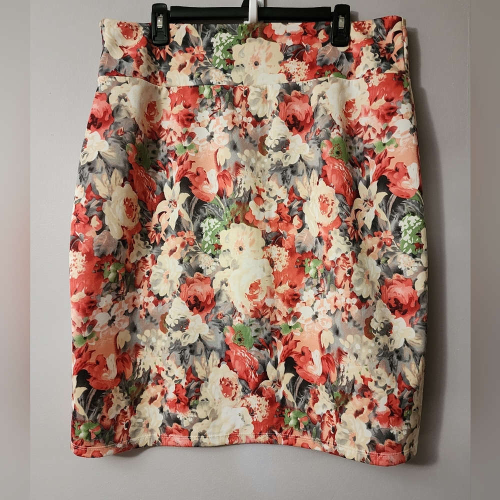 Modest length beautiful floral pencil skirt🌺
